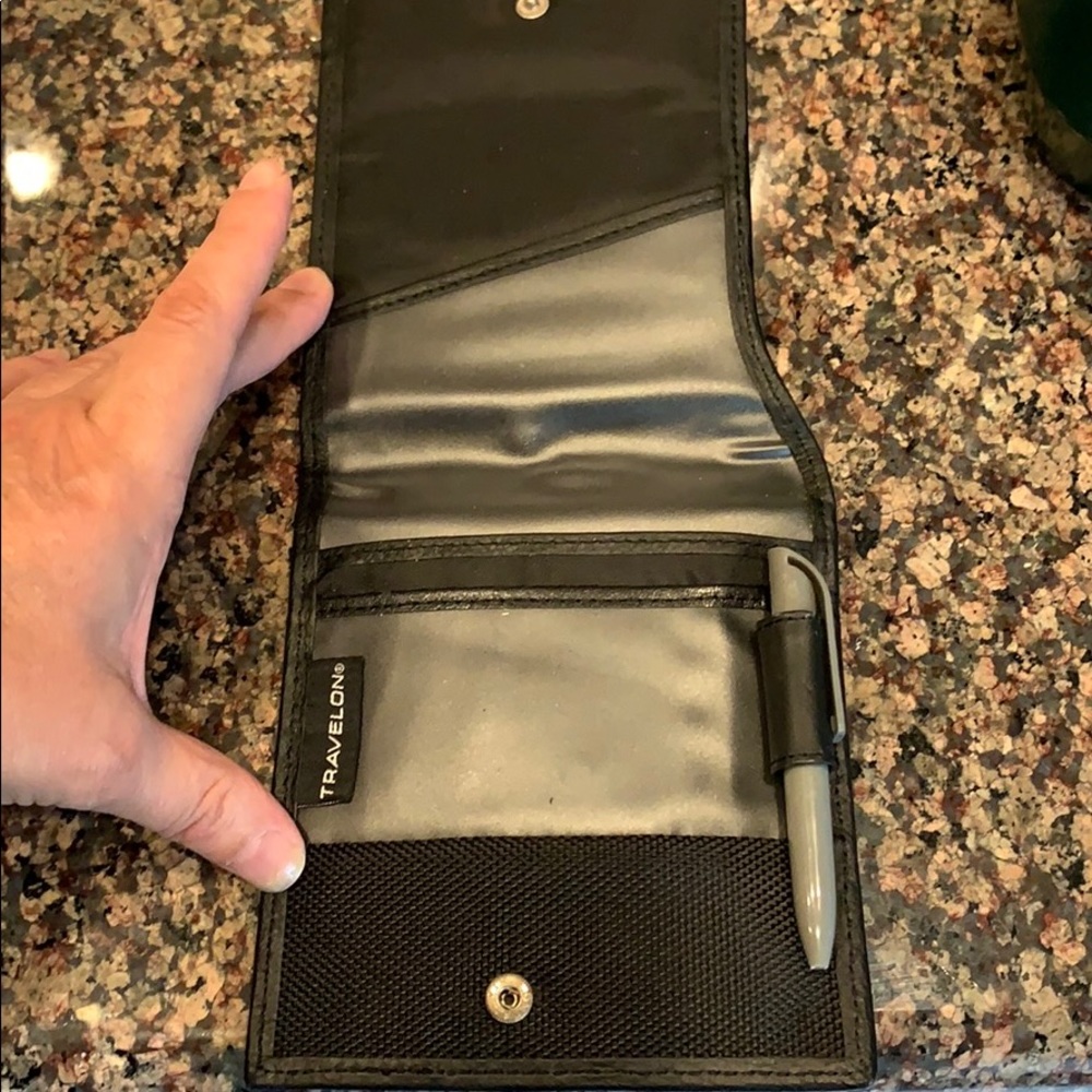 Travelon secure travel wallet nwot - Picture 2 of 4